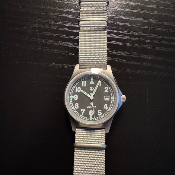 Quartz Silver and Black Watch - Picture 2 of 6